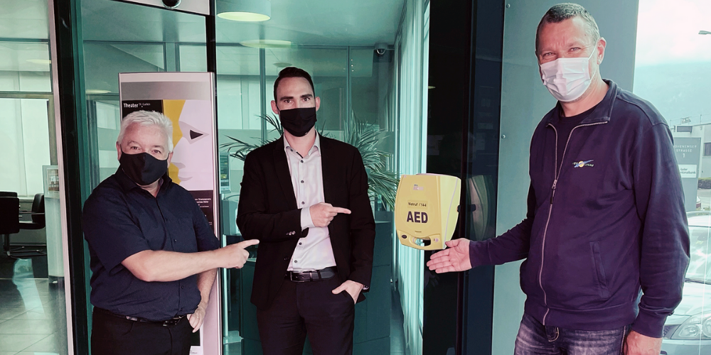 Eine Initiative, die Leben rettet: Die SGKB platziert den bankeigenen Defibrillator in ihre 24-Stunden-Zone. Von rechts: Guido Seiz, Initiative «herzsicher»; Stefan Schlegel, stellvertretender Niederlassungsleiter Diepoldsau und Roland Wälter, Gemeindepräsident Diepoldsau.