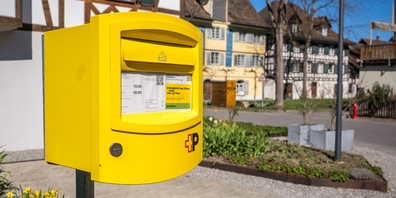 Wegen rückläufigem Briefverkehr halbiert die Schweizerische Post AG die Anzahl der Briefeinwurf-Standorte in Rieden und Uetliburg. (Symbolbild)
