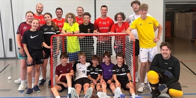 Oberstufenschüler/innen und sportbegeisterte Lehrpersonen massen sich kürzlich ein einem hart umkämpften Unihockey-Match.