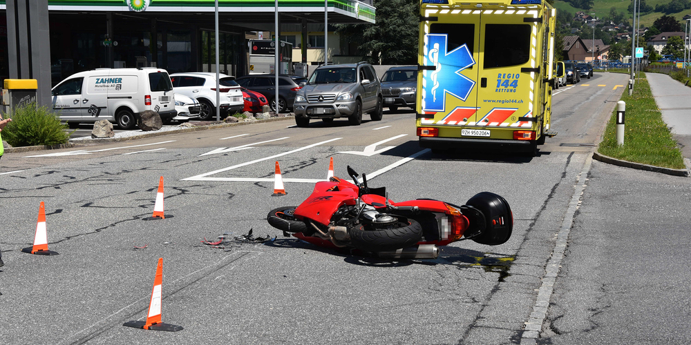 Ein Motorradfahrer verletzte sich in Schänis unbestimmt und wurde ins Spital geflogen. Seine Mitfahrerin wurde leicht verletzt.