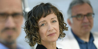 Cathy Marston, künftige Ballettdirektorin und Chefchoreografin am Opernhaus Zürich (Mitte) neben dem derzeitigen Ballettchef Christian Spuck (links), der nach Berlin wechselt und dem Intendanten Andreas Homoki (rechts).