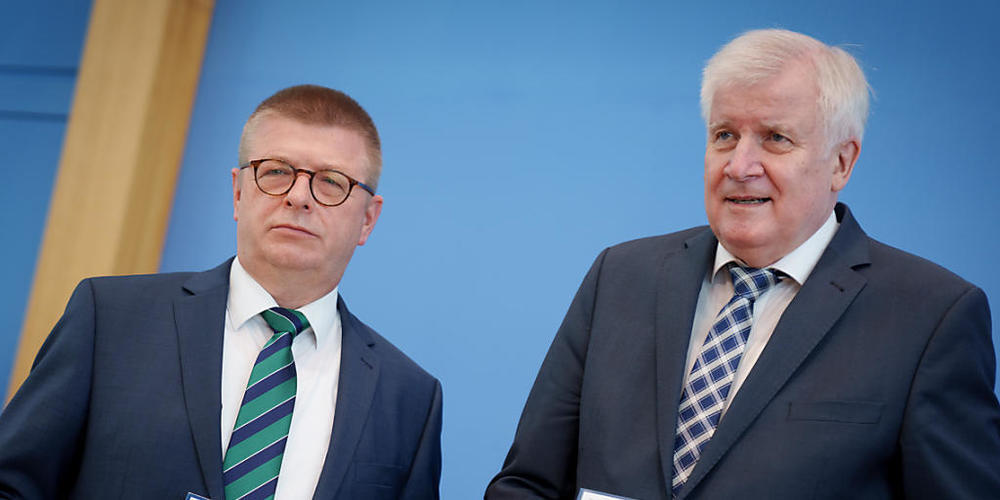 Horst Seehofer (r, CSU), Bundesminister des Innern, für Bau und Heimat, und Thomas Haldenwang, Präsident des Bundesamtes für Verfassungsschutz (BfV), stellen in der Bundespressekonferenz den Verfassungsschutzbericht 2020 vor. Foto: Kay Nietfeld/dp...