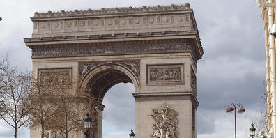 ARCHIV - Der Arc de Triomphe (Triumphbogen) steht auf der Place de l' Étoile, am Ende der Champs Elysees. Foto: Christian Böhmer/dpa Foto: Christian Böhmer/dpa