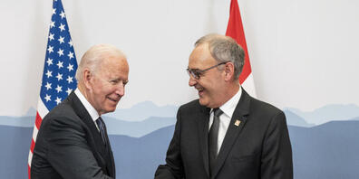 Freundliche Begrüssung von US-Präsident Joe Biden durch den Schweizer Bundespräsidenten Guy Parmelin.