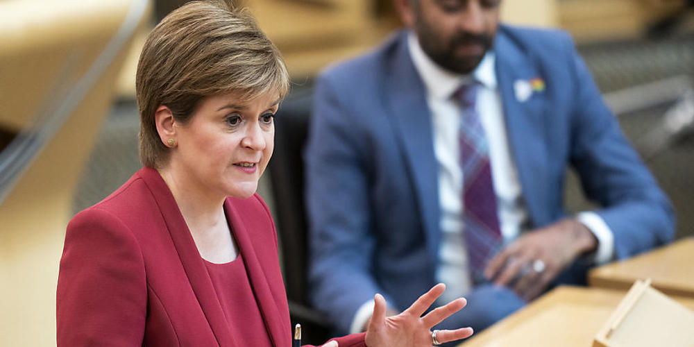 Nicola Sturgeon, Erste Ministerin von Schottland, informiert die Abgeordneten über neue Corona-Maßnahmen zu informieren. Wie in England müssen sich auch die Menschen in Schottland wohl noch länger gedulden, bis weitere Corona-Maßnahmen gelockert w...