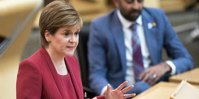 Nicola Sturgeon, Erste Ministerin von Schottland, informiert die Abgeordneten über neue Corona-Maßnahmen zu informieren. Wie in England müssen sich auch die Menschen in Schottland wohl noch länger gedulden, bis weitere Corona-Maßnahmen gelockert w...