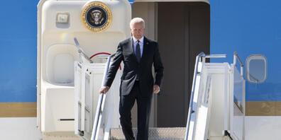 US-Präsident Biden steigt nach seiner Ankunft in Genf aus der Air Force One aus.