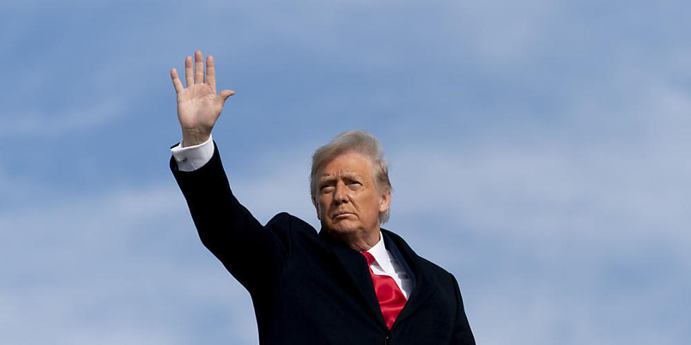 ARCHIV - Donald Trump, Präsident der USA, winkt, bevor er auf der Andrews Air Force Base die Air Force One besteigt. Foto: Andrew Harnik/AP Pool/dpa