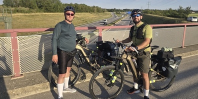 On the road: Fahir (l.) und Betim.  1700km E-Bike Tour von Rapperswil nach Preshevo in Serbien.