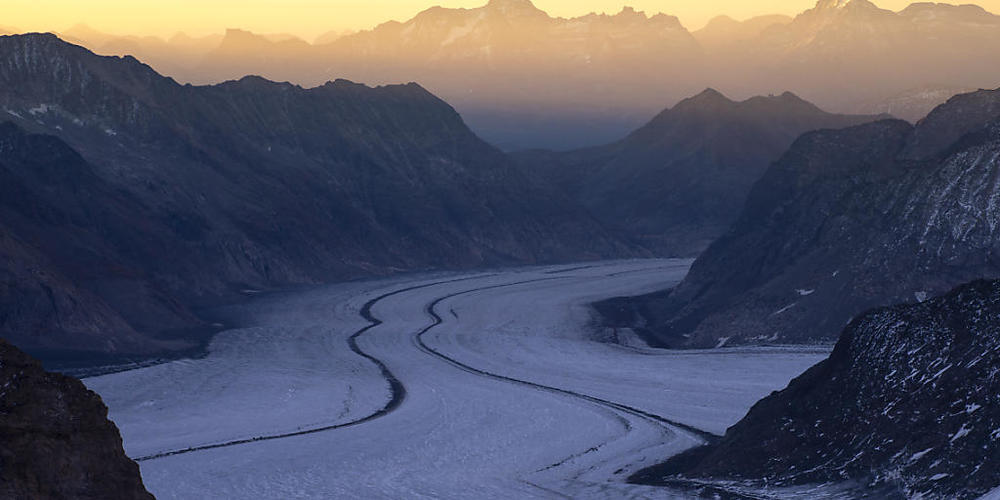 Der Aletschgletscher ist der flächenmässig grösste Gletscher der Alpen. Wie viel Eisvolumen er bis zum Ende des Jahrhunderts verlieren wird, hängt gemäss einer Studie stark davon ab, ob sich die Erde um ein, anderthalb oder zwei Grad erwärmen wird...