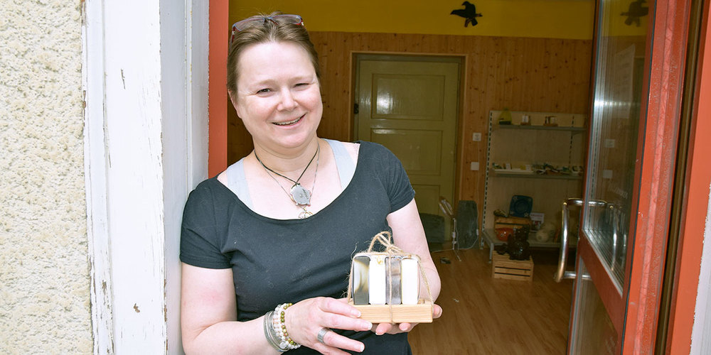 Karin Jost betreibt an der Hauptstrasse Jenaz seit März  den «Seifengarten».