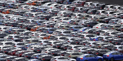Die japanischen Exporte erholen sich nach dem Einbruch des vergangenen Jahres - im Bild Autos für den Export im Hafen von Kawasaki. (Archivbild)