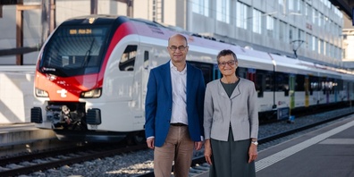 ZVV-Direktor Dominik Brühwiler und Thurbo Unternehmensleiterin Claudia Bossert freuen sich auf die Erstfahrt mit dem Flirt Evo.