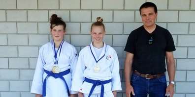 Die Gommiswalder Judokas: Sandra Kühne (l.), Sarina Kaufmann und Trainer Romano Bonzani.