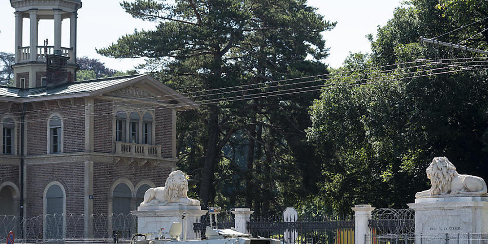 Der Eingang zum Parc de la Grange in Genf kurz vor dem Mittag, wo in Kürze die beiden Präsidenten aus Russland und den USA zum Gipfeltreffen ankommen werden.