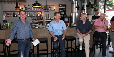 Peter Schefer (li.) von der Schützengarten AG und Gemeindepräsident Reto Friedauer (Mitte) hielten die Eröffnungsreden.