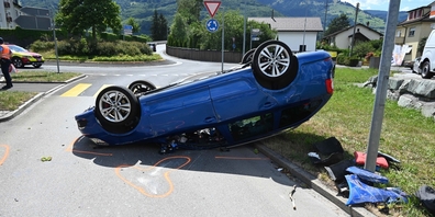 In Buchs nickte die 69-jährige Lenkerin dieses Autos auf der Fahrt ein, prallte in zwei Bäume und landete schliesslich auf dem Dach.