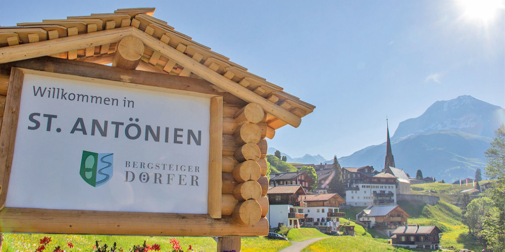 Ortseingang Bergsteigerdorf  St. Antönien.
