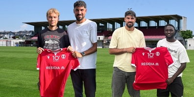 FCRJ-Sportchef Alessandro Ciarrocchi mit den Neuverpflichtungen Evan Rossier (1.v.l.) und Salifou Diarrasouba (1.v.r.).