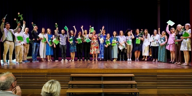 Gruppenbild der 25 erfolgreichen Absolventinnen und Absolventen des Quereinsteiger-Studiums der PHSG für die Kindergarten- und Primarstufe.