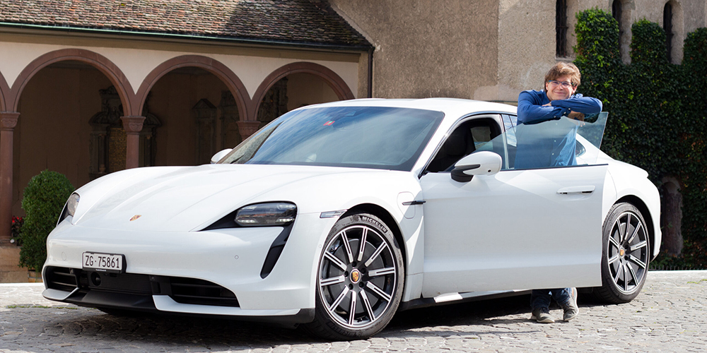 Teure Boliden gehören zu seinem Job: Martin Bartholdi mit einem 209 000 Franken teuren Porsche vor dem Münster in Schaffhausen. 