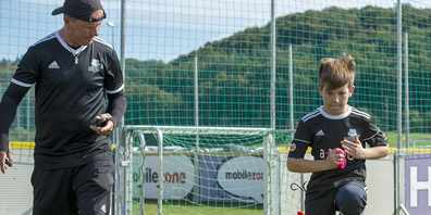 Seit 15 Jahren schon sind Bernd Voss (l.) und sein Team zu Gast auf dem Sportplatz Grafenstein in Beringen, um mit den Mädchen und Jungen Fussball zu trainieren. 