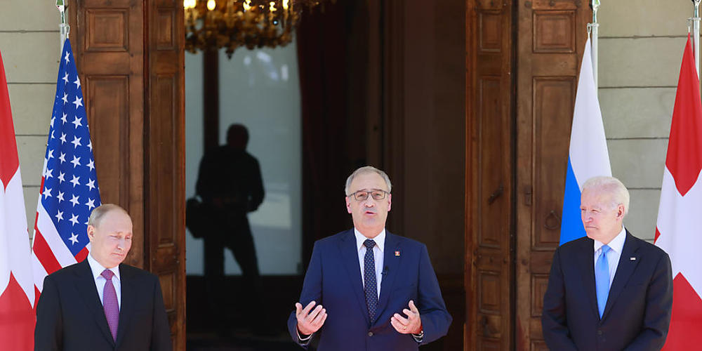 Parmelin flankiert von Putin (l.) und Biden (r.). Für die frühere Aussenministerin Calmy-Rey "ein schönes Bild der Rolle der Schweiz".