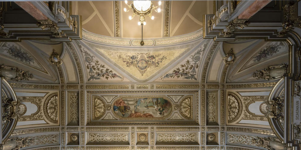 Erstrahlt in alter Pracht: Teil der Decke in der Tonhalle Zürich nach drei Jahren Renovationsarbeiten.