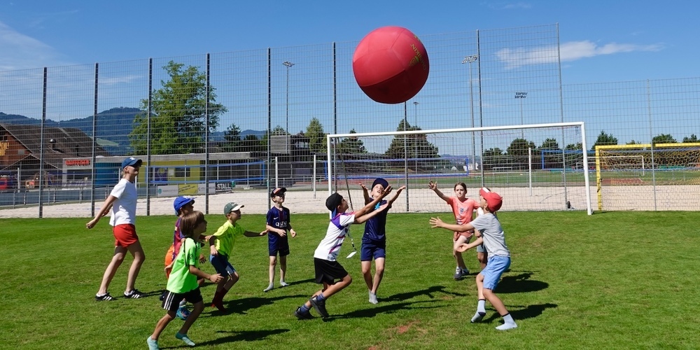 Kin-Ball, die kooperative Trendsportart. Das gegnerische Team soll den 1,22 Meter grossen und nur ein Kilogramm leichten Ball nicht fangen können, bevor er den Boden berührt.