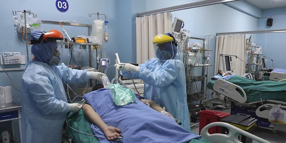 ARCHIV - Mitarbeiter des Gesundheitswesens behandeln einen Patienten auf der Intensivstation für Covid-19 in einem Krankenhaus in Callao in der Nähe von Lima. Foto: Martin Mejia/AP/dpa