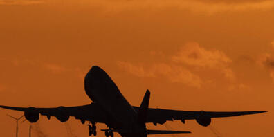 ARCHIV - Eine Boeing 747 startet vom Flughafen Frankfurt aus in den Abendhimmel.  (Archivbild) Foto: Boris Roessler/dpa
