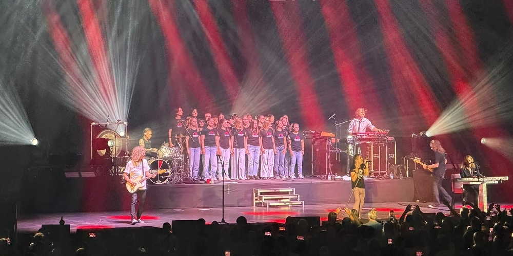 Der Jugendchor Zürichsee Linth trat auf der Bühne des Hallenstadions auf und performte mit der Kult-Rockband «Foreigner» einen Song.