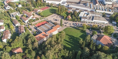 Das Berufs- und Weiterbildungszentrum Uzwil – nahe am regionalen Arbeitsplatzschwerpunkt. 1‘100 Lernende gehen hier ein und aus. Zum Betrieb gehört auch das frühere KV-Schulhaus über der Schöntalstrasse, angrenzend an die Oberstufe Schöntalstrasse. 