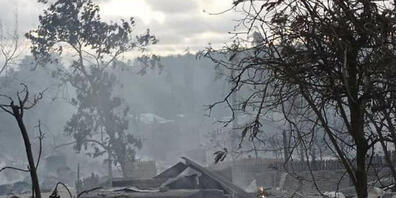 Rauch steigt von schwelenden Häusern im Dorf Kinma in der Gemeinde Pauk in Zentral-Myanmar auf. Das Militär in Myanmar hat eine ganze Ortschaft angezündet und zum Großteil in Schutt und Asche gelegt. Foto: Uncredited/AP/dpa