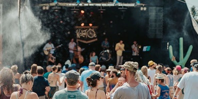 Das Looren Openair in Hinwil verbindet ein vielseitiges Musikprogramm mit naturnaher Atmosphäre, Familienfreundlichkeit und ökologischem Engagement.