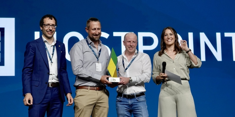 Hostpoint gweinnt den ersten LLB Business Award am Wirtschaftsforum Obersee. v.l. Adrian Eggenberger (Leiter Firmenkunden LLB Schweiz), die Hostpoint-Gründer Markus Gebert und Claudius Röllin sowie Moderatorin Bigna Silberschmidt.