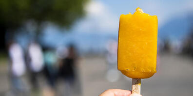 Wer sich am Mittwoch ein Glacé gönnte, musste dieses schnell essen, damit es nicht auf die Finger tropfte: In der Schweiz wurde verbreitet der erste Hitzetag des Jahres gemessen. (Symbolbild)
