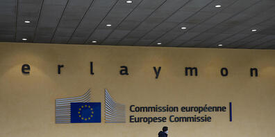 ARCHIV - Eine Passantin geht vor dem Schriftzug am Berlaymont-Gebäude entlang, dem Sitz der Europäischen Kommission. (Archivbild) Foto: Aaron Chown/PA Wire/dpa