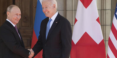 Der russische Präsident Wladimir Putin und US-Präsident Joe Biden schütteln sich die Hände bei ihrem Treffen in der "Villa la Grange". Foto: Saul Loeb/Pool AFP/dpa