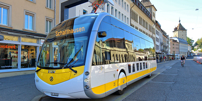 Einer der ersten beiden Elektrobusse am Ladearm an der Bahnhofstrasse.