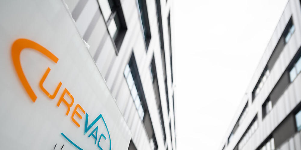 ARCHIV - Das Logo des Biotech-Unternehmen Curevac mit dem Slogan «the RNA people» steht an der Unternehmenszentrale. Foto: Sebastian Gollnow/dpa