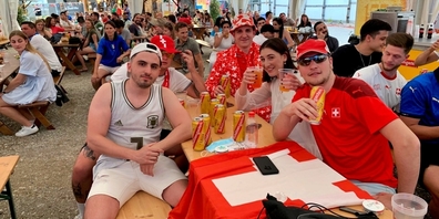 Die Fans warten gespannt auf den Anpfiff: Für die Nati wirft man sich auch mal gerne mal in Schale.