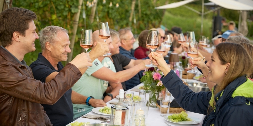 Weintavolata-l-dt-zum-Genuss-zwischen-den-Reben-ein