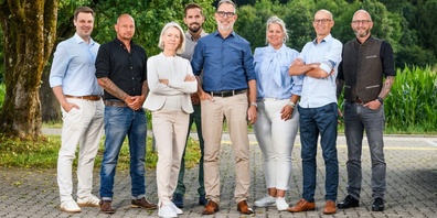 V.l.n.r. Marc Thalmann (Gemeindeschreiber), Michael Berchtold (Sicherheitsvorstand; Vizepräsident), Nicole Fuchs (Soziales und Gesellschaft), Fabian Gehrig (Hoch- und Tiefbau), Marco Pezzatti (Gemeindepräsident; Kommunikation), Stefanie Riwar (Gesundheit und Umwelt), Markus Frischknecht (Schulpräsident; Bildung und Jugend), Patrik Jenal (Finanzen und Liegenschaften)