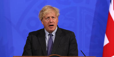 Boris Johnson, Premierminister von Großbritannien, spricht bei einer Pressekonferenz in der Downing Street. Wegen der rapiden Ausbreitung der hochansteckenden Delta-Variante müssen sich die Menschen in Großbritannien für weitere Corona-Lockerungen...