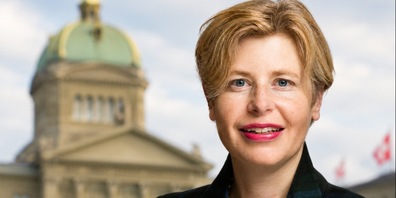 Esther Friedli vor dem Hintergrund des Bundeshauses.