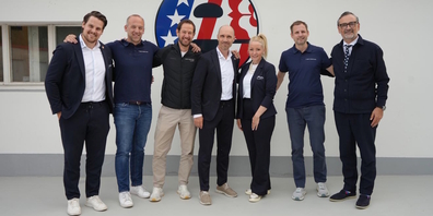 Vertreter der Berit Klinik und der Lakers Sport AG bei der Vertragsunterzeichnung (v.l.n.r.): Claudio Cadonau (Lakers Sport AG/Sportchef), Marcel Alder (Berit Sportclinic/ Leiter Sportphysiotherapie), Dr. med. Dr. sc. med. Roman Gähwiler (Berit Sportclinic/Facharzt Allge- meine Innere Medizin FMH, Facharzt Angiologie FMH, SEMS Sportarzt, Master of Science in Sport- medizin), Markus Bütler (Lakers Sport AG/Geschäftsführer), Ursula Strehler (Lakers Sport AG/Leiterin Marketing), Dr. med. Hanspeter Betschart (Berit Sportclinic/Chefarzt Berit Sportclinic, SEMS Sportarzt, Facharzt für Allgemeine Innere Medizin FMH, Chief Medical Officer Swiss Olympic), Peder Koch (Berit Klinik AG/CEO und Delegierter des Verwaltungsrates).