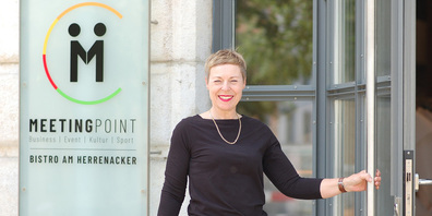 Christa Cosandier öffnet die Türe zum neuen Bistro am Herrenacker. 