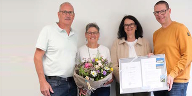Jubilarin Theres Egli (mit Blumenstrauss) darf die Glückwünsche von Gemeindepräsidentin Gabriela Tremp, Bauamtsleiter Daniel Gorfer (r.) und Chefhauswart Peter Jud entgegen nehmen.