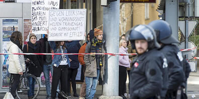 Bei der Räumung einer besetzten Liegenschaft ist es 2017 in Bern zu gewalttätigen Randalen gekommen. 16 Besetzerinnen und Besetzer standen nun drei Wochen vor Gericht. (Archivbild)